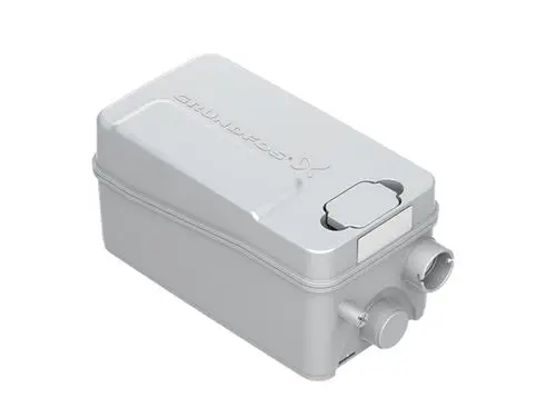 Weiße Hebeanlage von Grundfos in kompaktem Design, mit Anschlüssen auf der Seite und Zugangsklappe oben, geeignet für die Abwasserentsorgung.